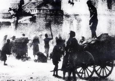 Những người đói cướp lại thóc gạo do Nhật chiếm, bị quân đội Nhật hành hung (1945) - Ảnh Võ An Ninh. Ảnh Võ An Ninh.